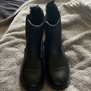 Classic Black Chelsea Boots with Elastic Panels